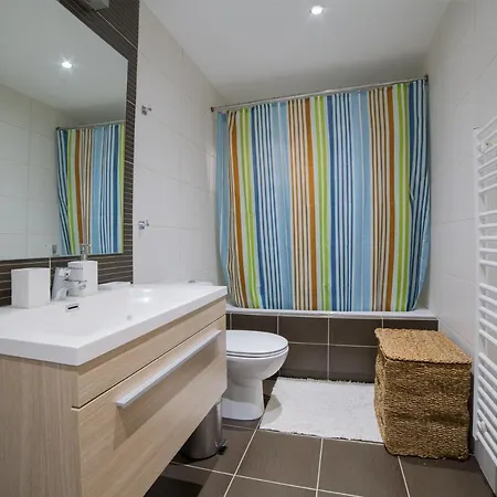 Lovely New βuild Flat Near Metro - Free Parking Apartment